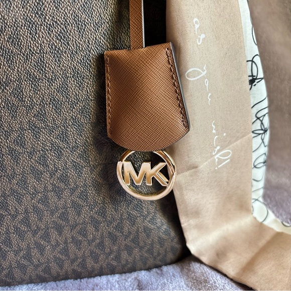 MICHAEL KORS
Jet Set Large Signature Logo Shoulder Bag - Picture 2 of 14